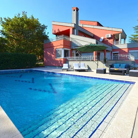 Calm Countryside Manor With Pool - With Pool * רוביני