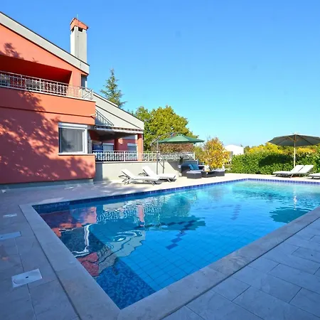 Calm Countryside Manor With Pool - With Pool *