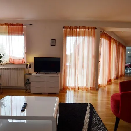 Calm Countryside Manor With Pool - With Pool * רוביני
