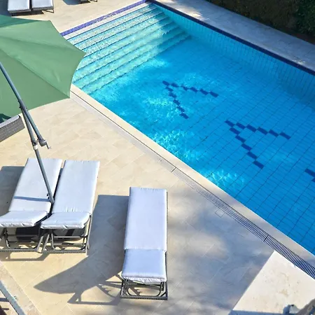 Calm Countryside Manor With Pool - With Pool רוביני